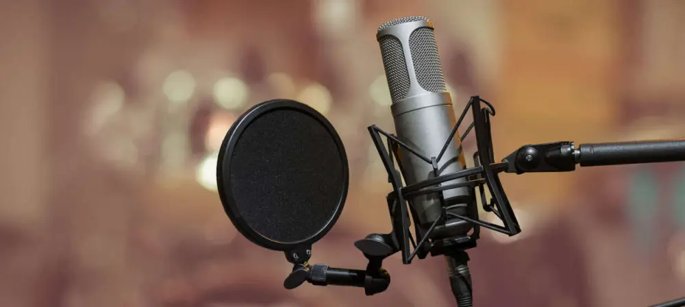 تسجيل تعليق صوتي احترافي باللغة العربية الفصحى أو المصرية.