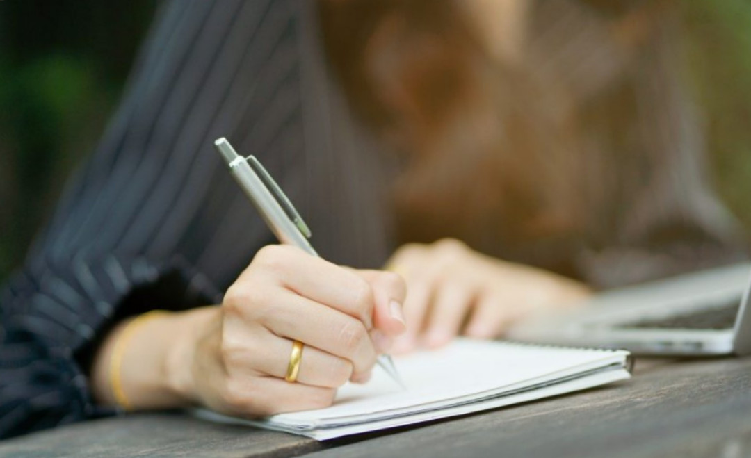 التدقيق اللغوي لكافة الأعمال المدوّنة بالعربية