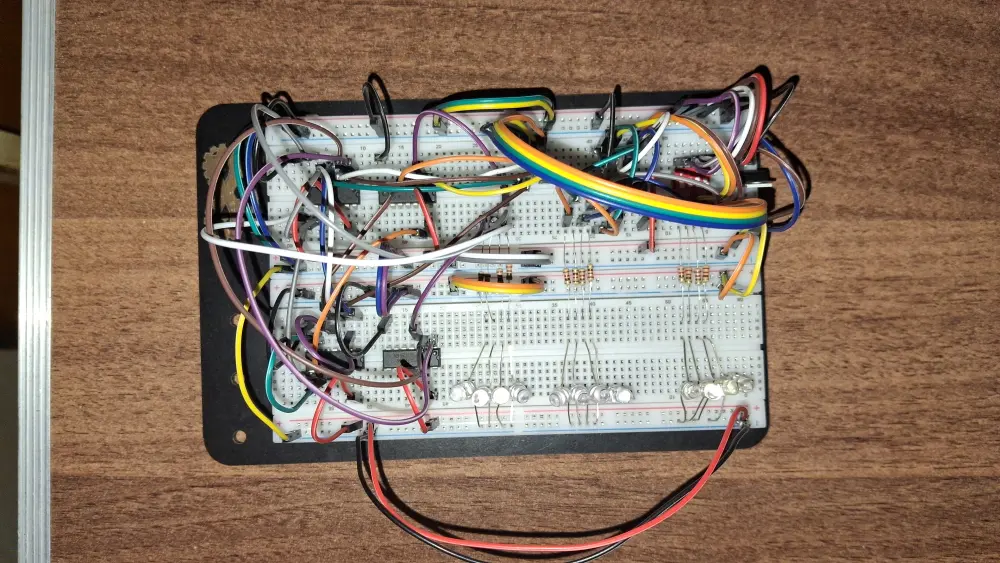 تصميم ومحاكاة الدوائر المنطقية (Logic Circuits) مع التوثيق الشامل