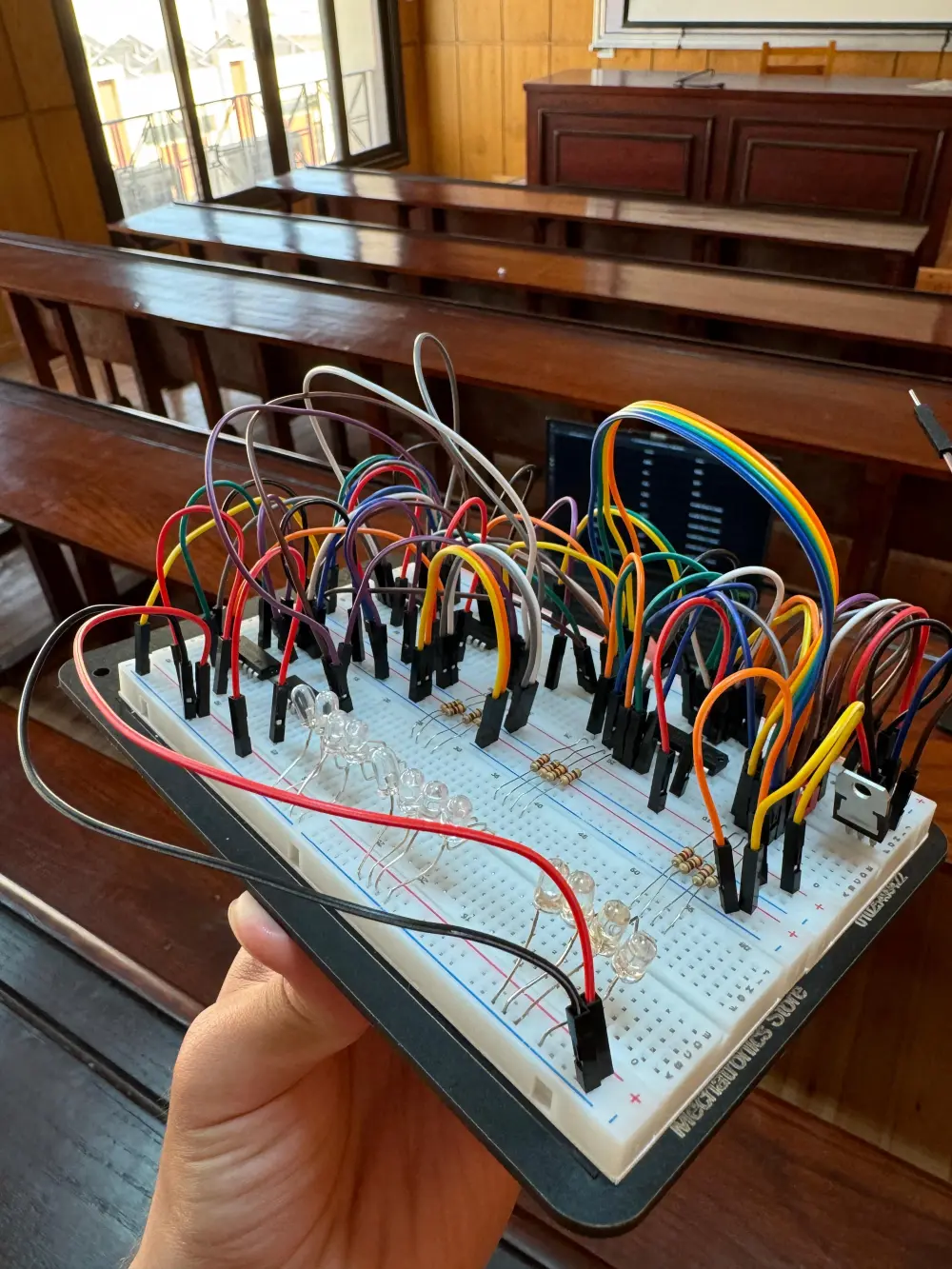 تصميم ومحاكاة الدوائر المنطقية (Logic Circuits) مع التوثيق الشامل