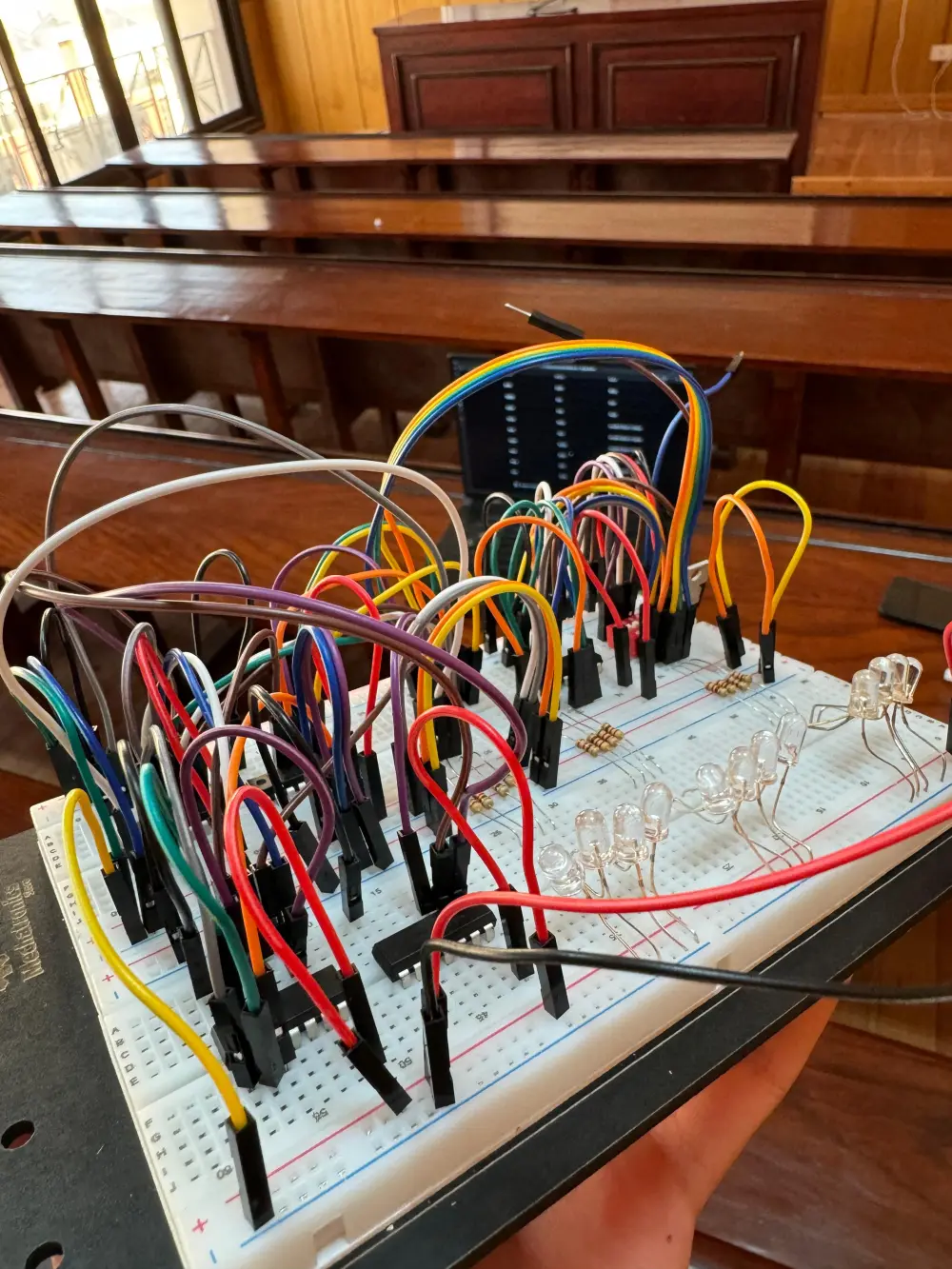 تصميم ومحاكاة الدوائر المنطقية (Logic Circuits) مع التوثيق الشامل