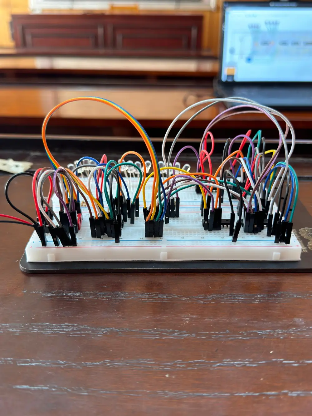 تصميم ومحاكاة الدوائر المنطقية (Logic Circuits) مع التوثيق الشامل