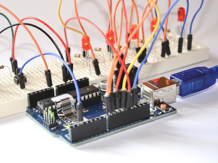 تنفيذ مشاريع الأنظمة المدمجة (Embedded Systems) باستخدام Arduino - كود جاهز + محاكاة الدائرة