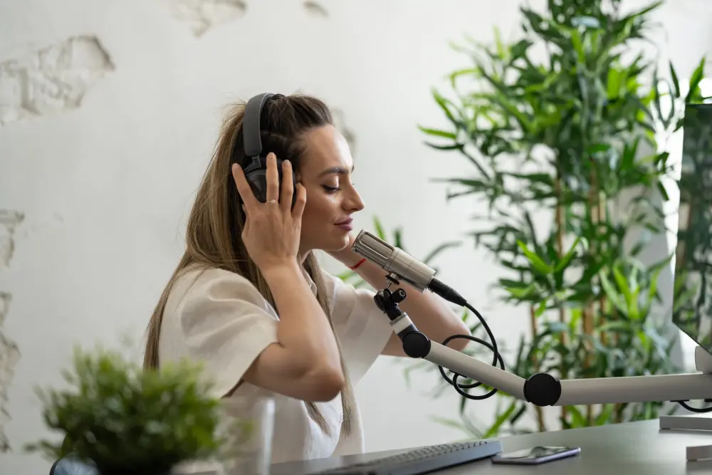 أقدم خدمة تعليق صوتي احترافي بصوت واضح وجذاب يناسب الإعلانات، الفيديوهات التعليمية، ومحتوى السوشيال ميديا.