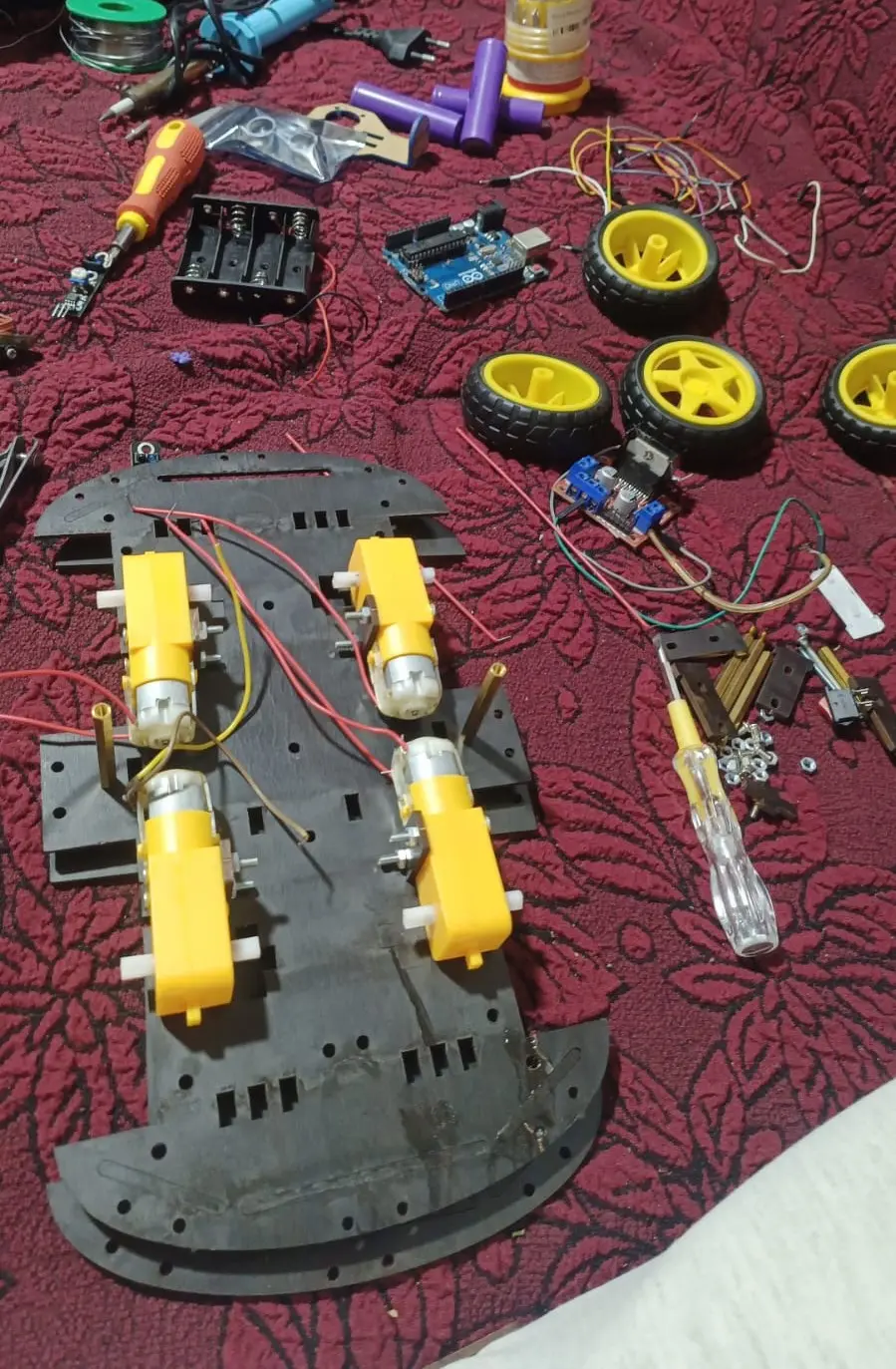 تصميم وتنفيذ روبوتات ذكية