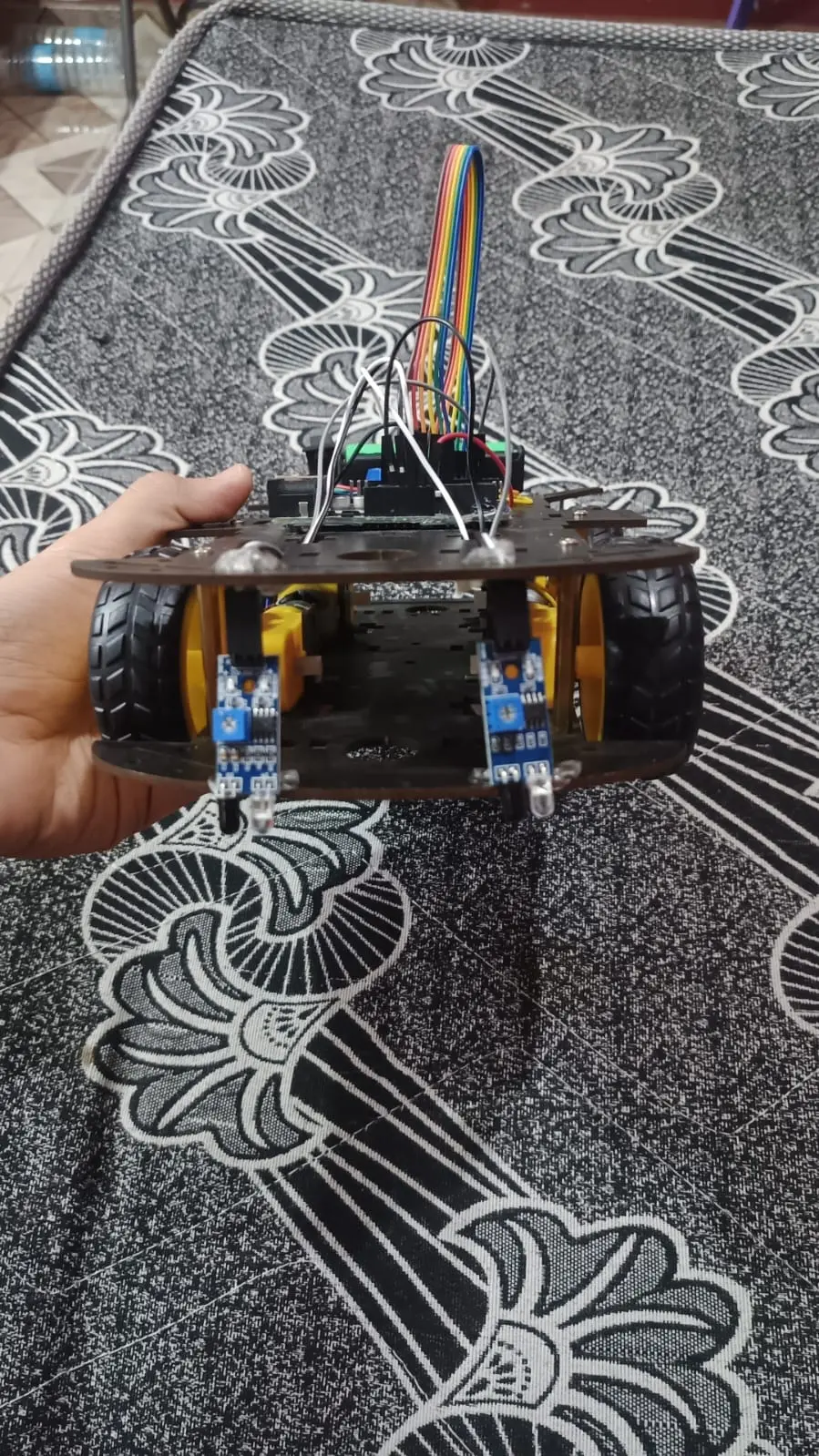 تصميم وتنفيذ روبوتات ذكية