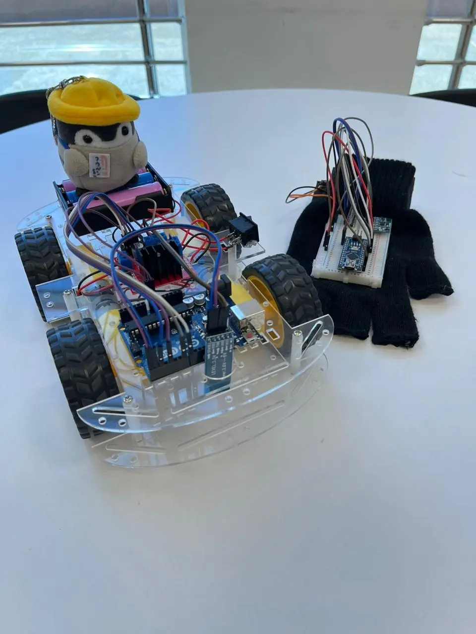 تطوير سيارة روبوتية بالتحكم بالإيماءات باستخدام Arduino