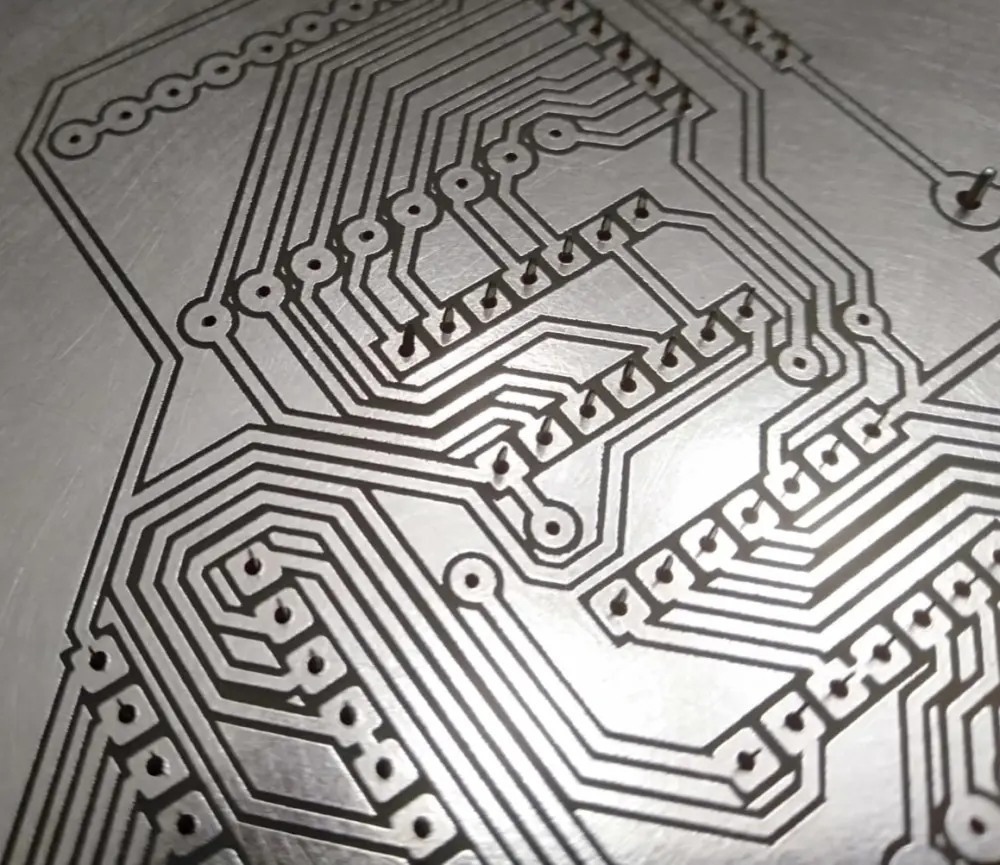 تصميم وتنفيذ لوحات الدوائر المطبوعة (PCB) أحادية ومزدوجة الطبقات باحترافية.