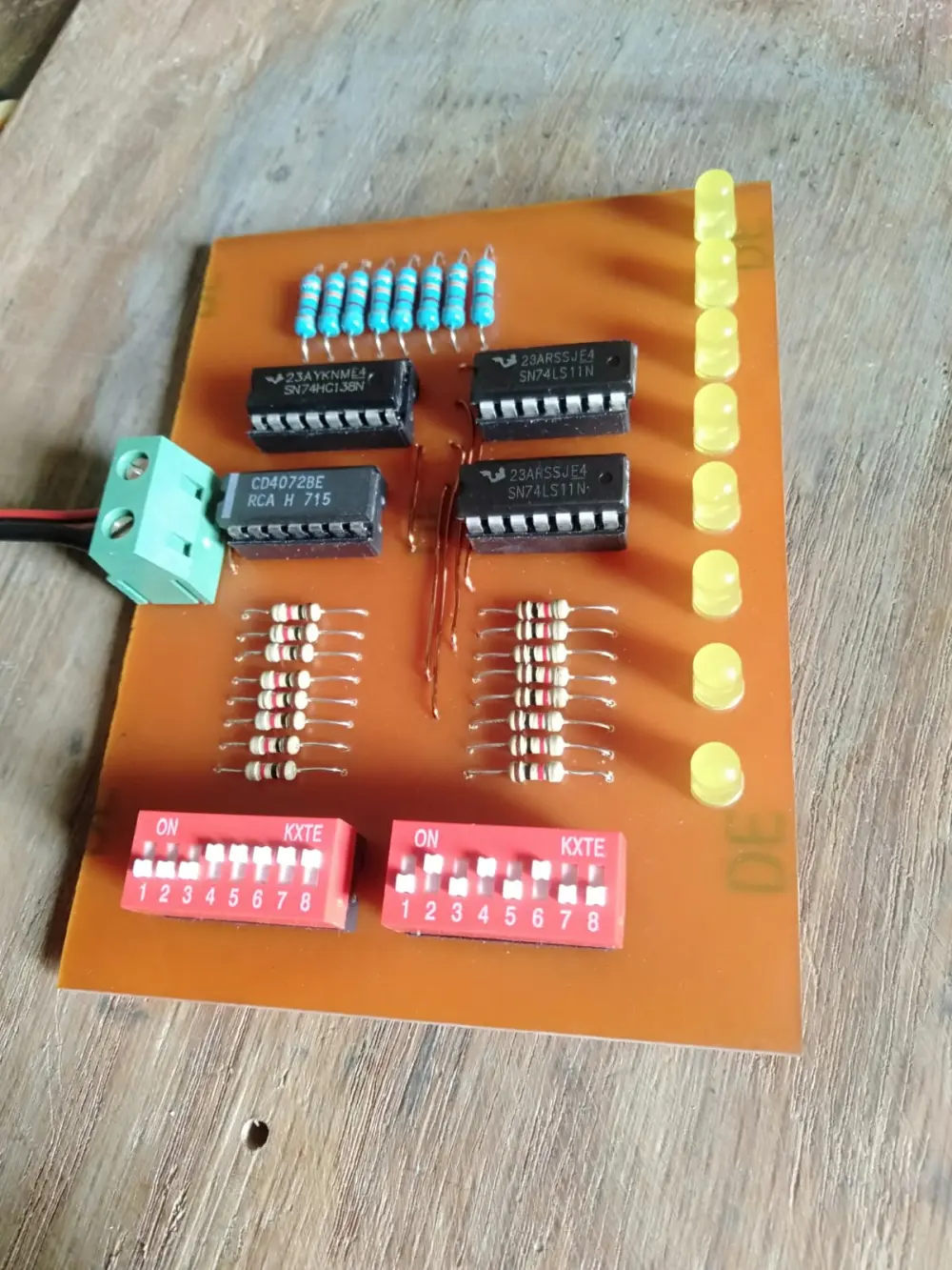 تصميم وتنفيذ لوحات الدوائر المطبوعة (PCB) أحادية ومزدوجة الطبقات باحترافية.