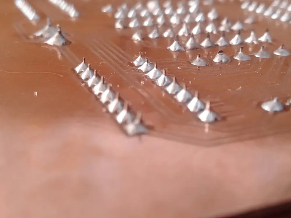 تصميم وتنفيذ لوحات الدوائر المطبوعة (PCB) أحادية ومزدوجة الطبقات باحترافية.