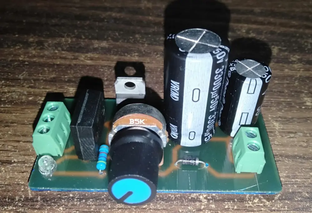 تصميم وتنفيذ لوحات الدوائر المطبوعة (PCB) أحادية ومزدوجة الطبقات باحترافية.