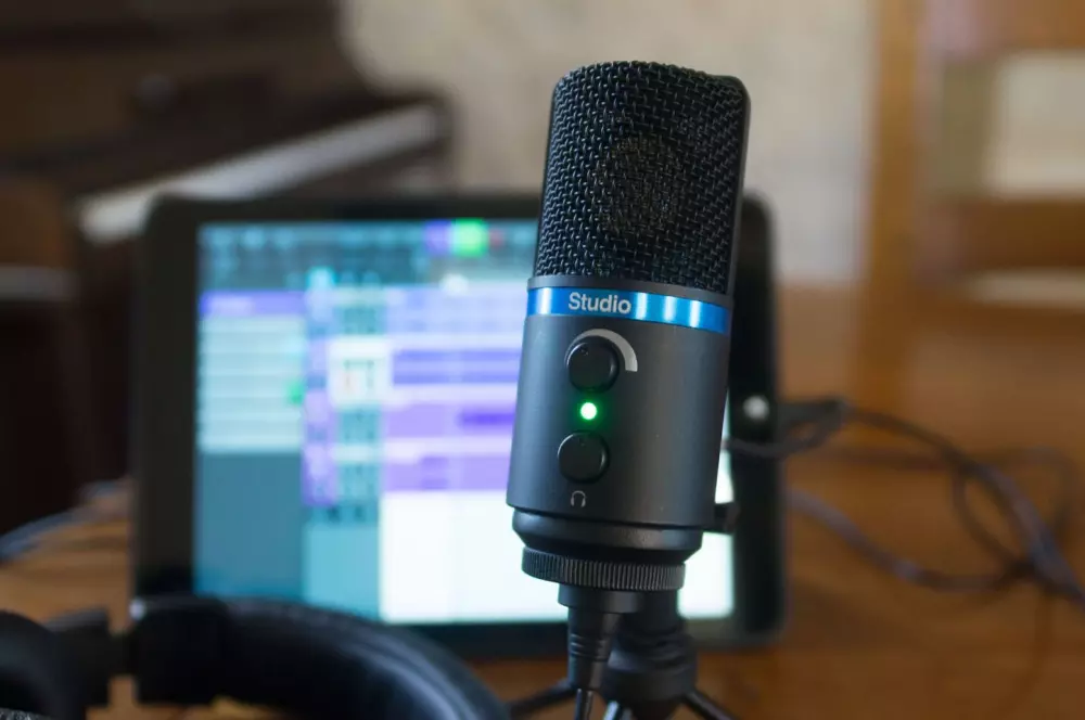 الكتب الصوتية والدوبلاج والاعلان والتعليق الصوتي