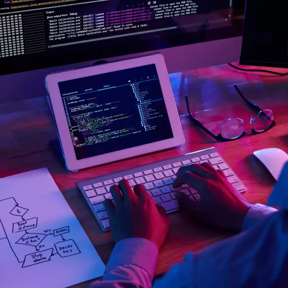 إدارة صفحات ومجموعات فيس بوك وإنستجرام