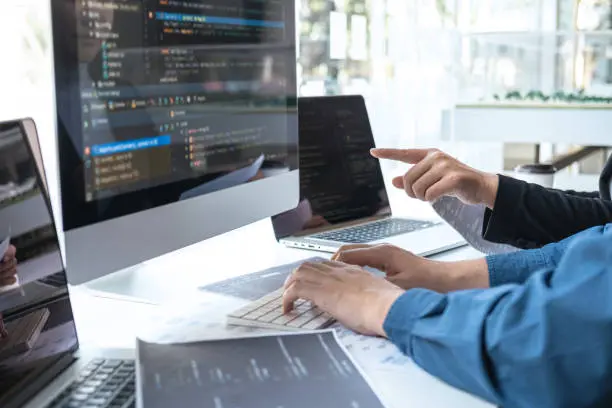 فحص الأكواد البرمجية الخاصة بموقعك أو مشروعك (HTML, CSS, JavaScript)، واكتشاف الأخطاء البرمجية (Bugs) أو أخطاء السنتكس (Syntax Errors) وإصلاحها ليعود الموقع للعمل بكفاءة.