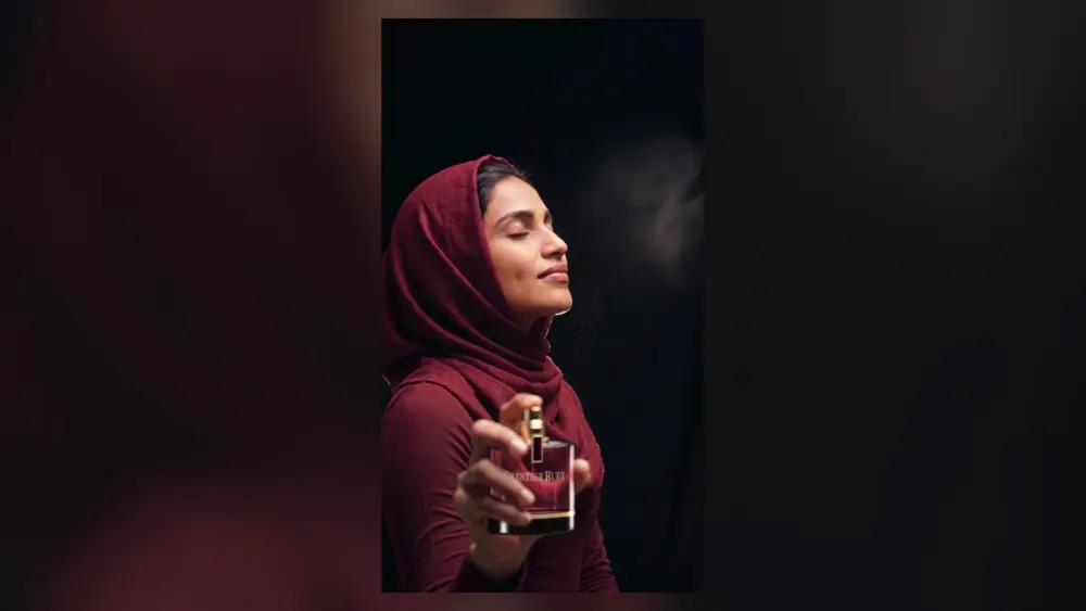 فيلم إعلاني 20-30 ثانية لمنتجك يدمج لقطات مولّدة بالذكاء الاصطناعي مع رندر ثلاثي الأبعاد دقيق للمنتج — مزاج سينمائي بدون موقع تصوير ولا طاقم ولا يوم إنتاج.