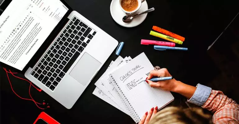 إنشاء مقالات وصناعة محتوى 1000كلمة مقابل 10 دولار