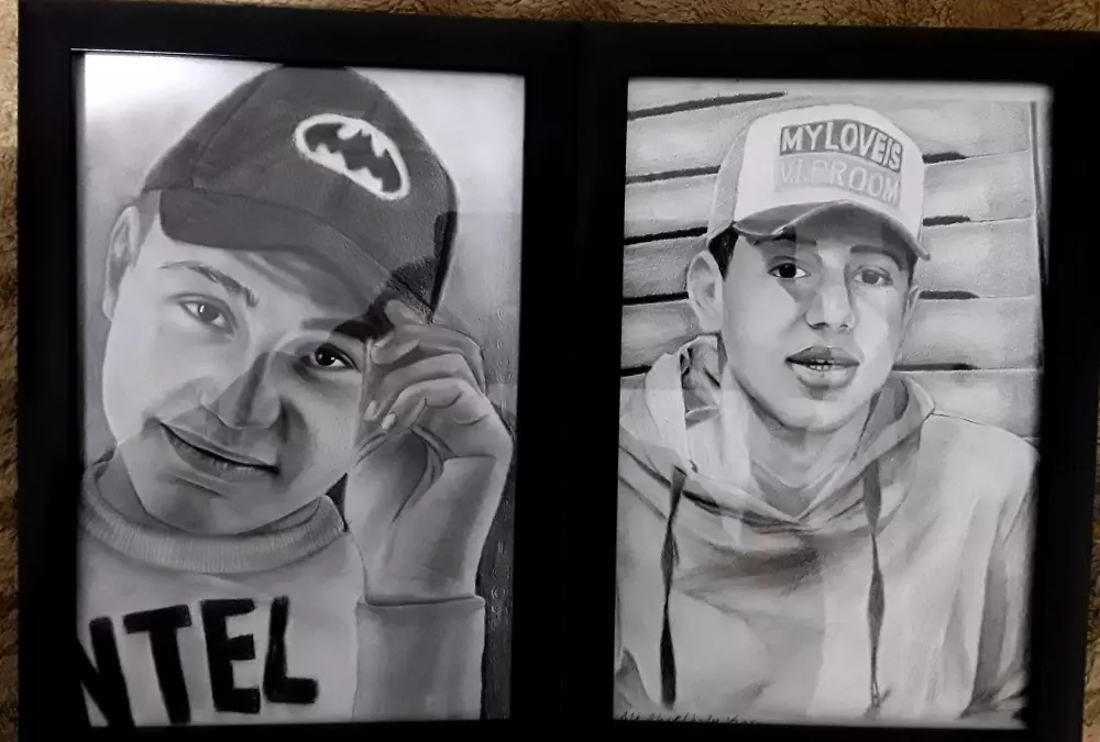 عمل بورتريه للشخص او لمجموعة افراد بالرصاص او الفحم