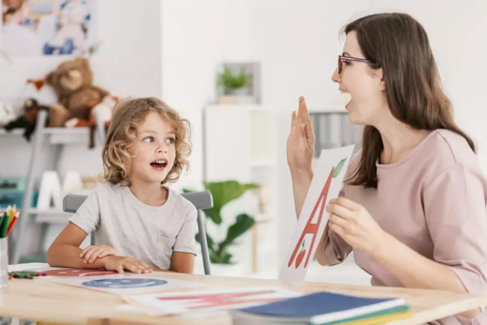 علاج مشاكل النطق واضطرابات اللغة