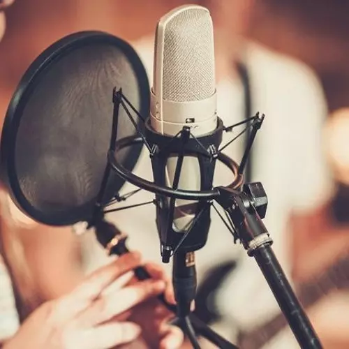 تعليق صوتي بصوت رائع في كل مجالات التعليق الصوتي لقناة يوتيوب (كتب مسموعة،وثائقي،ديني،أطفال،أخبار،خواطر،قصص)