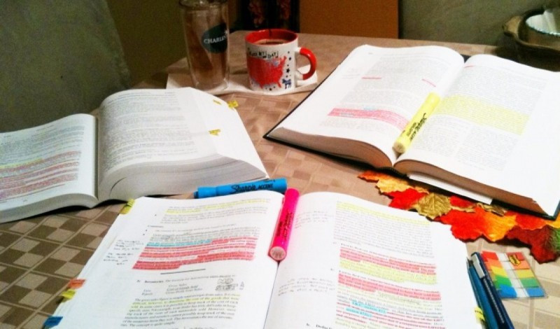 تلخيص الابحاث العلمية والتربوية مع نقدها والكتب