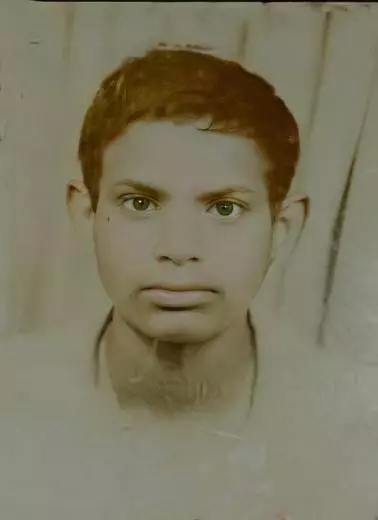 ترميم وإستعادة الصور القديمة وتلوينها