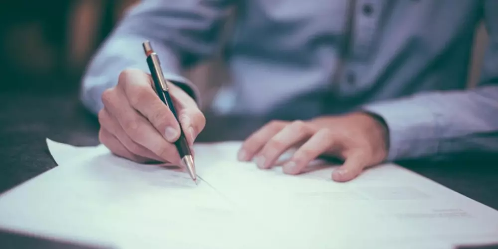 مراجعة العقود و اعادة تصحيح و صياغة