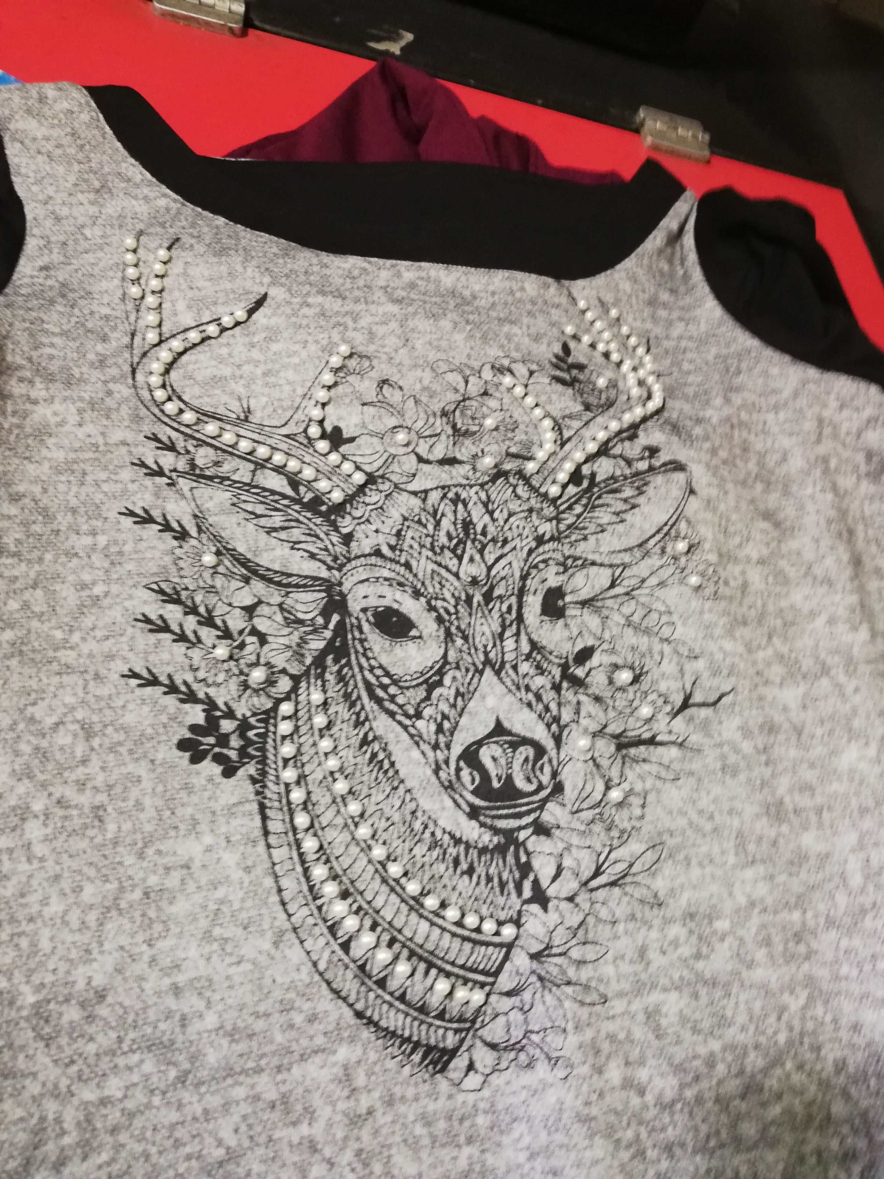 مختص بتصاميم الالبسه من طباعه وتطريز وستراس