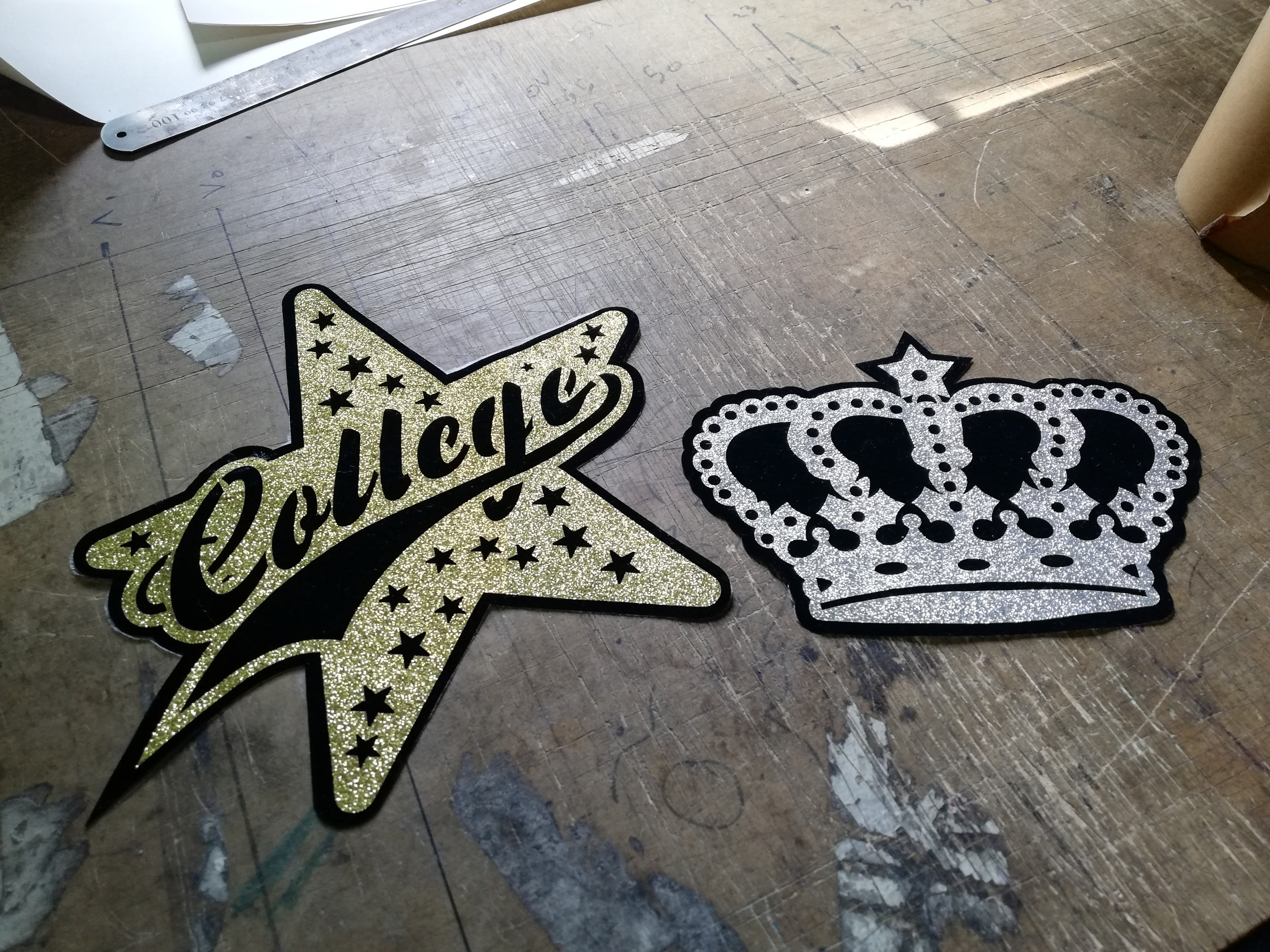 مختص بتصاميم الالبسه من طباعه وتطريز وستراس