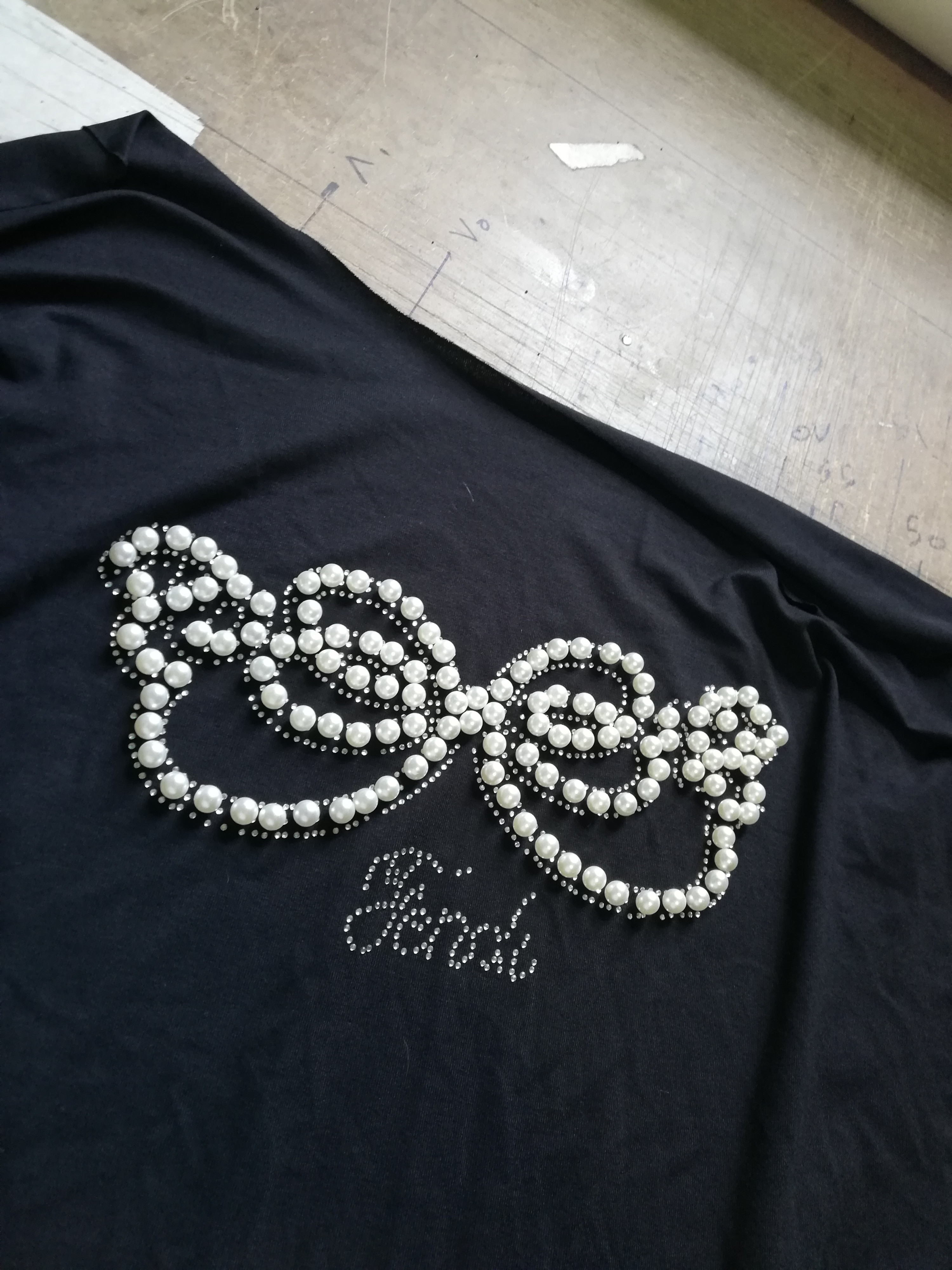 مختص بتصاميم الالبسه من طباعه وتطريز وستراس