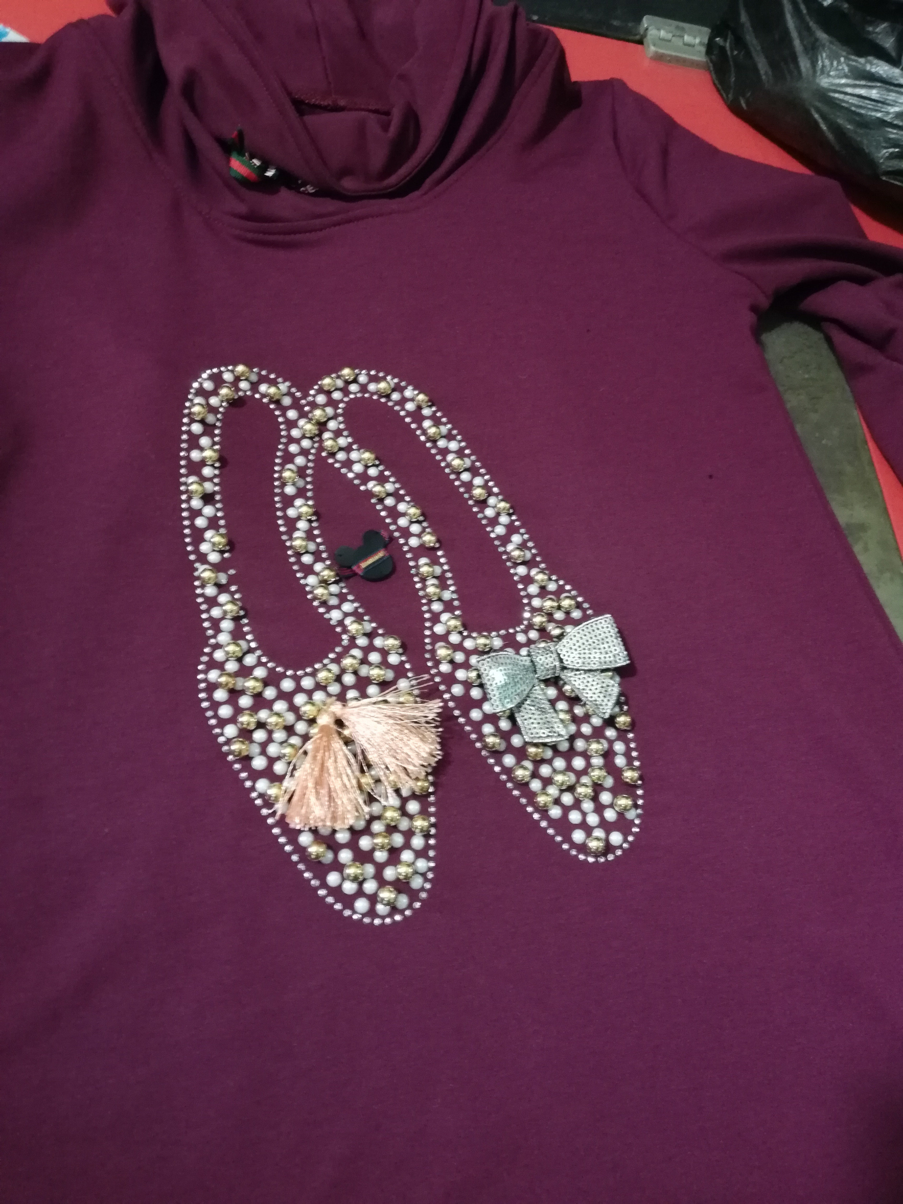 مختص بتصاميم الالبسه من طباعه وتطريز وستراس