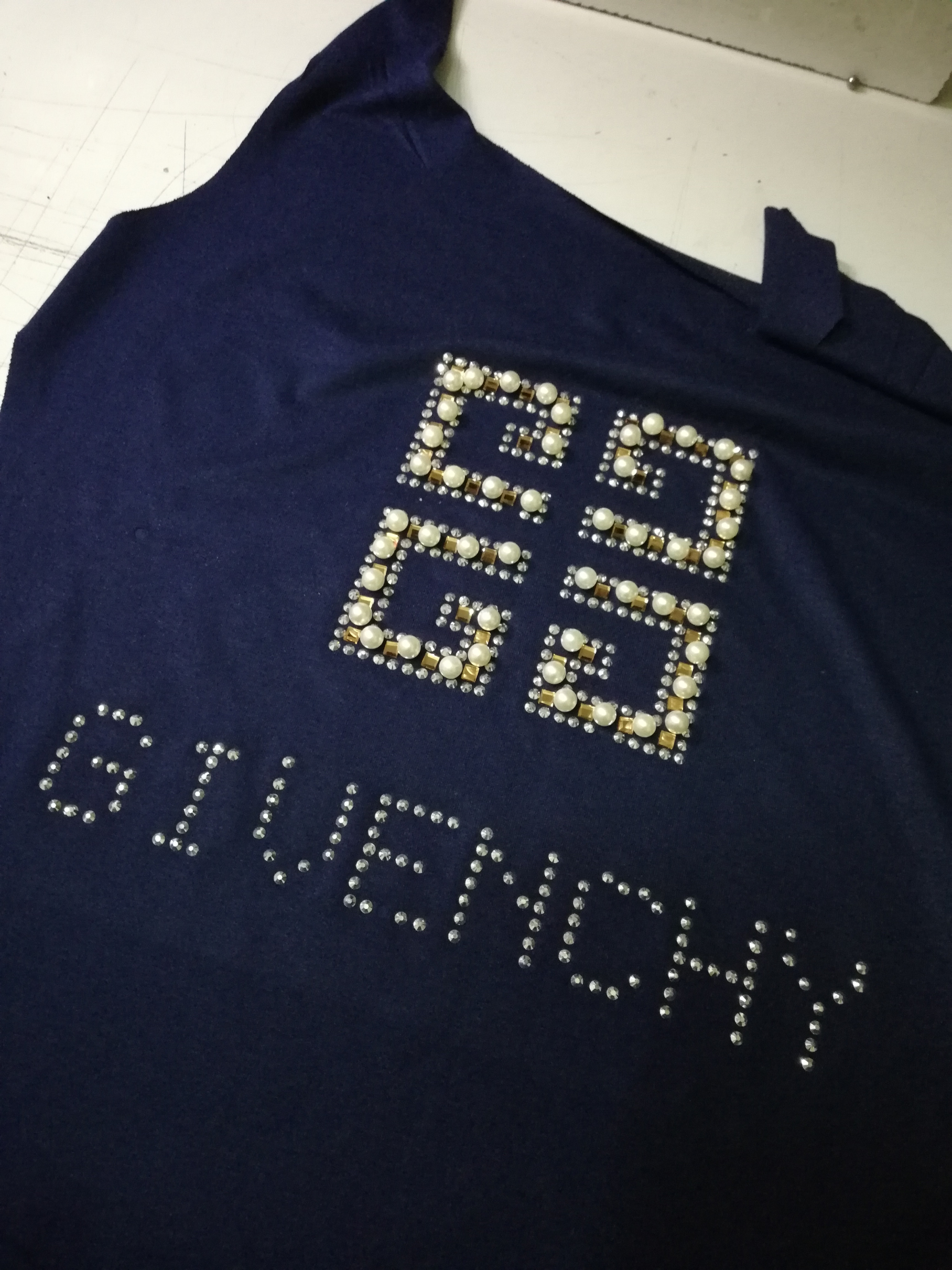 مختص بتصاميم الالبسه من طباعه وتطريز وستراس