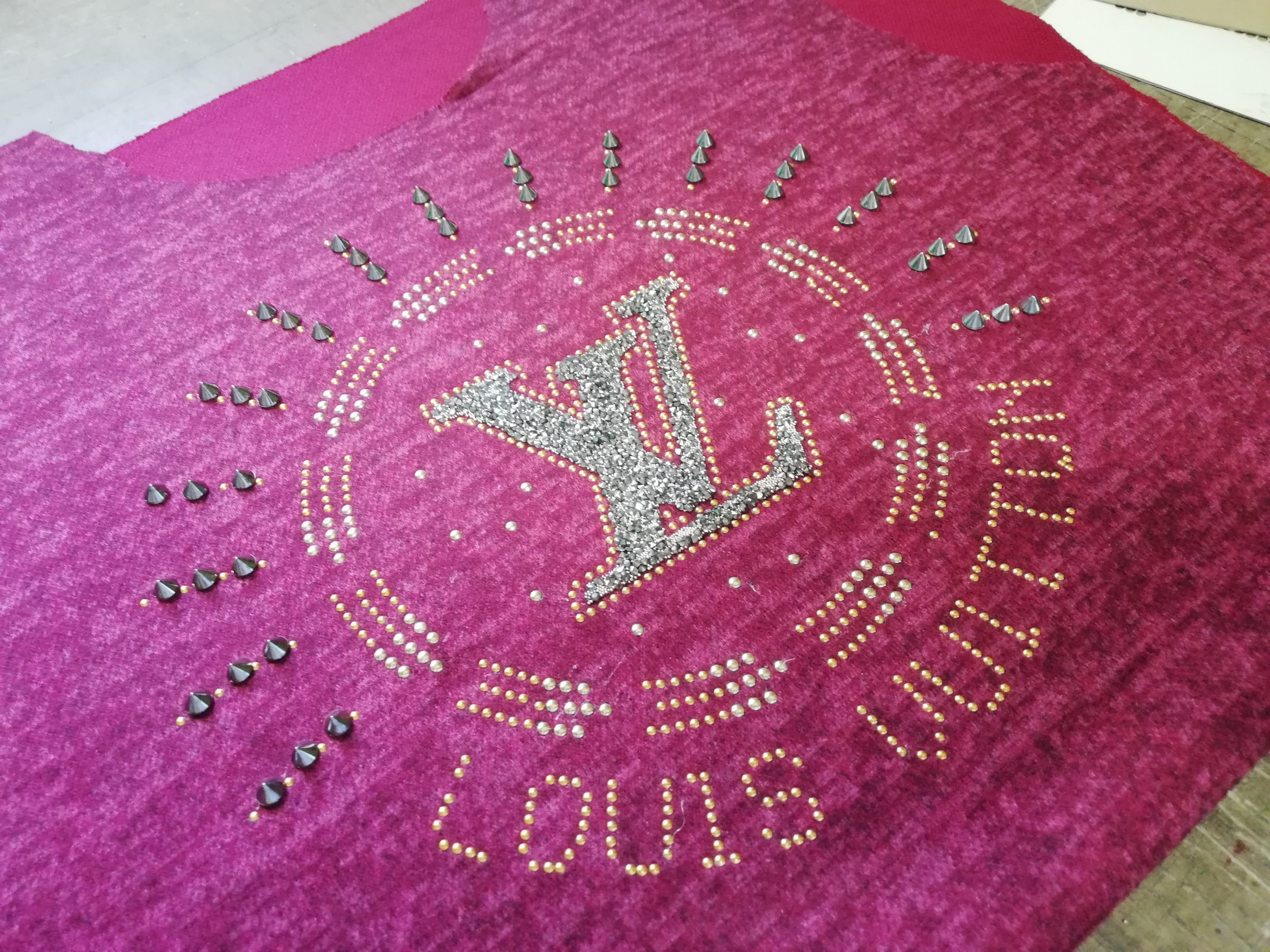 مختص بتصاميم الالبسه من طباعه وتطريز وستراس