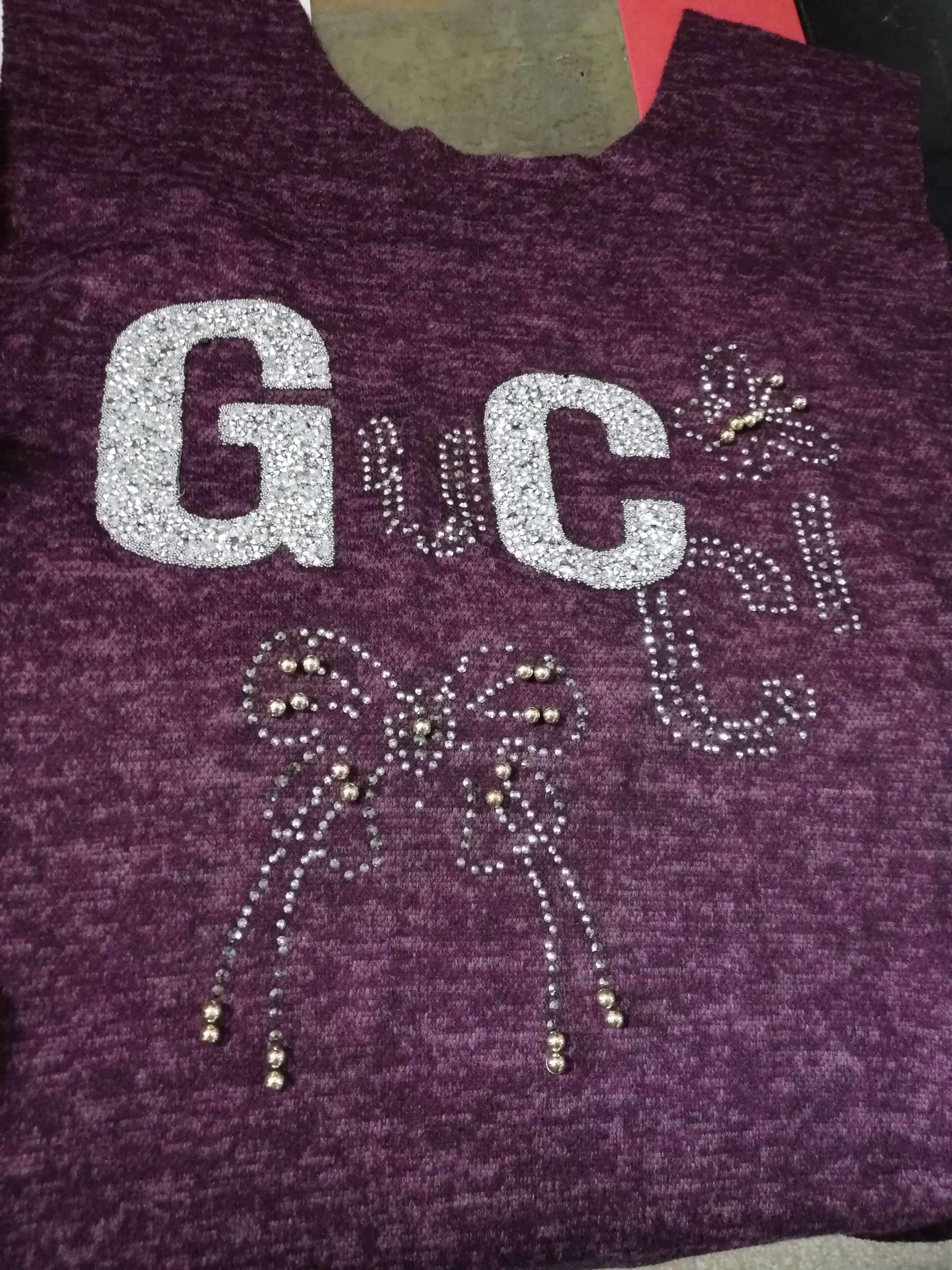 مختص بتصاميم الالبسه من طباعه وتطريز وستراس