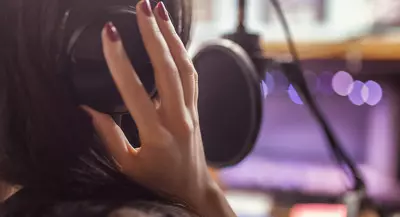 خدمة تعليق صوتي بلهجات(عربية فصحى-عامية مصرية-كويتي-أردني-سعودي-فلسطيني)