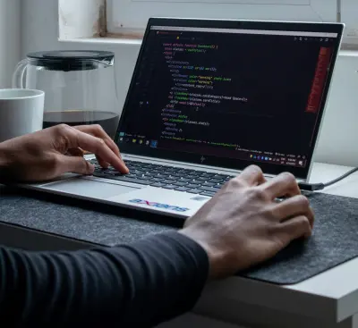 سأقوم ببرمجة صفحة هبوط (Landing Page) احترافية ومتجاوبة لمشروعك