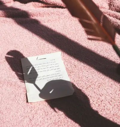 كتابة وتصميم سيرة ذاتية احترافية (CV) تبرز مهاراتك وتزيد فرص قبولك.