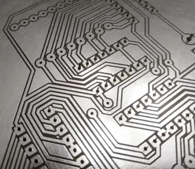 تصميم وتنفيذ لوحات الدوائر المطبوعة (PCB) أحادية ومزدوجة الطبقات باحترافية.